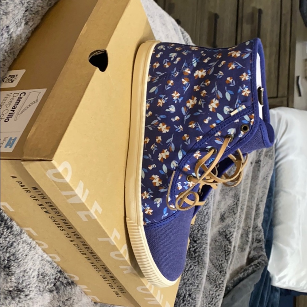 NWT Toms high top sneakers